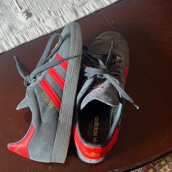 Unisex Adidas Gray and Red FC Bayern Munich Sneakers - Picture 2 of 6